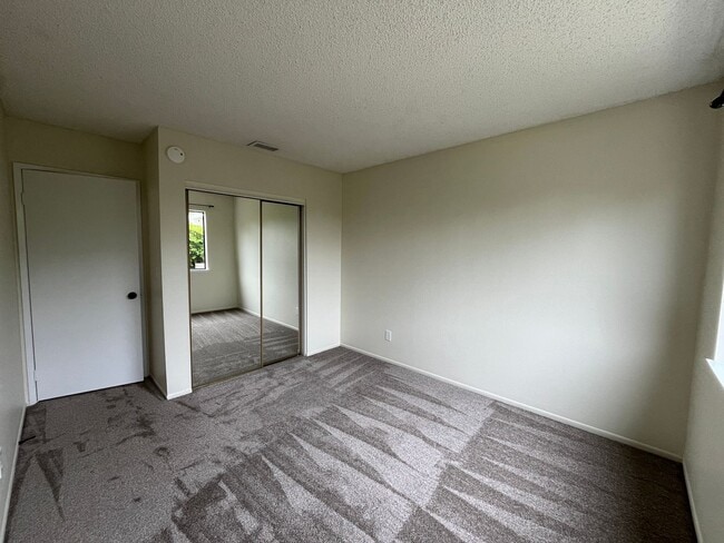 Building Photo - MOVE-IN READY 3+2 w/all appliances, commun...