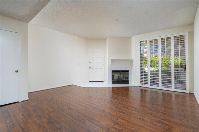 Building Photo - GREAT CONDO CLOSE TO VALENCIA MALL!