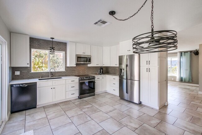 Building Photo - Single Level Poway Home on a Corner Lot
