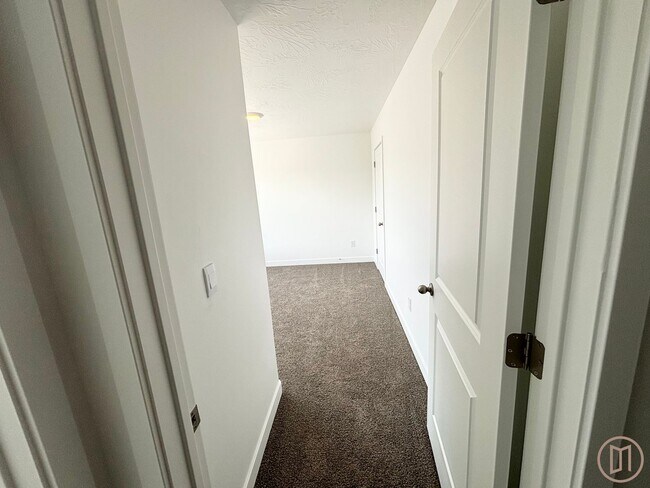 Building Photo - LIKE NEW Home in Long Valley!