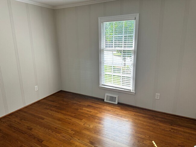 Building Photo - Myers Park 3 Bedrooms 2 Bathroom Duplex!