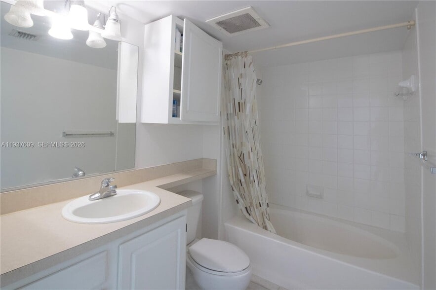 Building Photo - 2665 SW 37th Ave