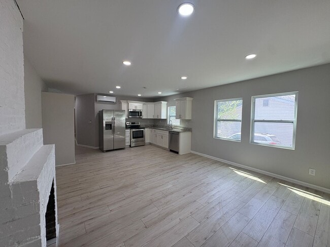 Building Photo - Brand New Renovated 2/1 Available Now!