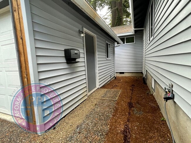 Building Photo - FIRST ADDITION - LAKE OSWEGO / SINGLE LEVE...