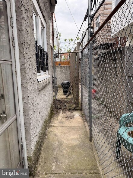 Building Photo - 2049 Snyder Ave