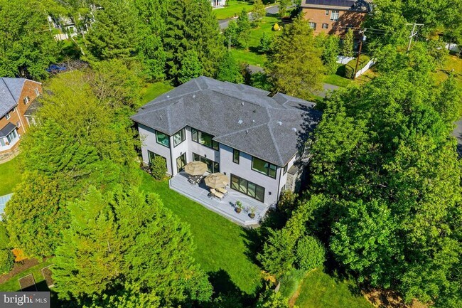 Building Photo - 1513 Oakview Dr