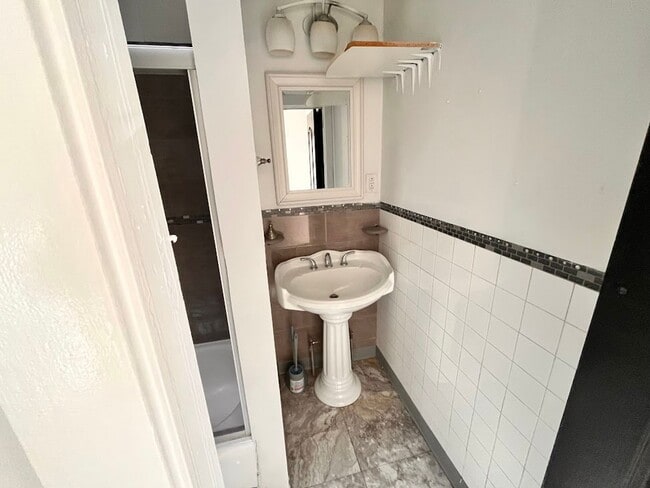 Building Photo - 613 Lehigh Ave