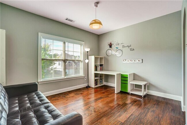 Building Photo - 633 Leland Pkwy