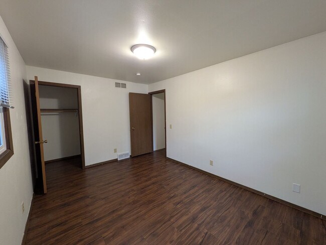 Building Photo - Trafalger Place Duplex