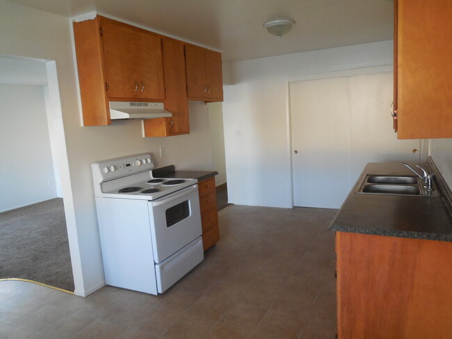 Building Photo - 3 Bedroom / 1.5 Bath House
