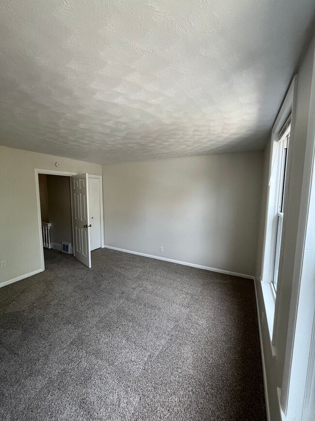 Building Photo - Large 2 Bed, 1 Bath Home, with Office/Bonus Room! Available Now!