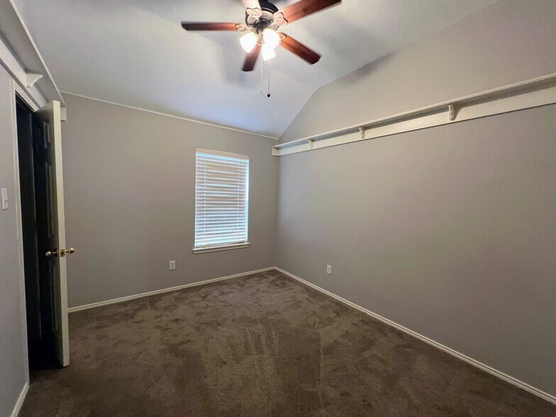 Building Photo - 5820 Chatham Ln