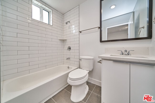 Building Photo - 603 W 41st Pl