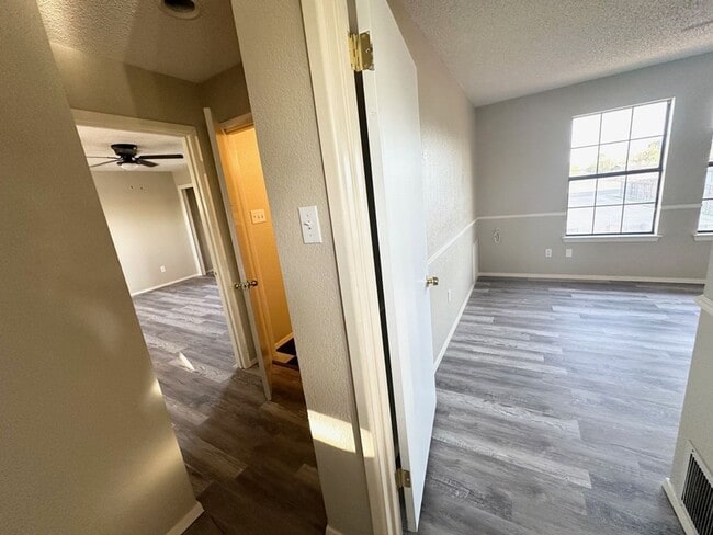 Building Photo - 5 Bedroom 3.5 Bath Ready to Rent ASAP!