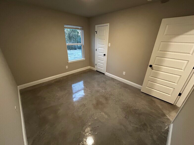 Building Photo - 10028 W Hwy 199