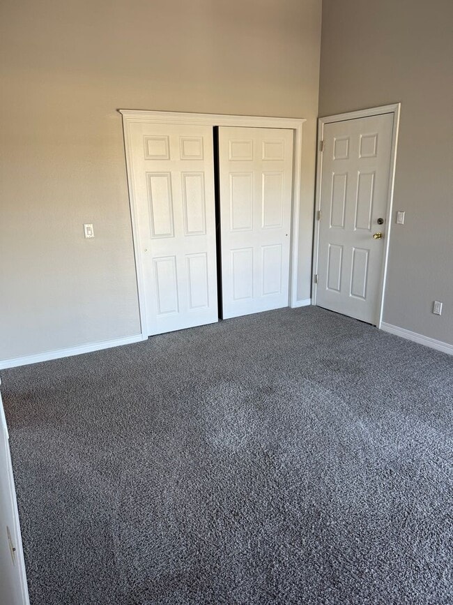 Building Photo - 3 Bed 3 Bath Move in Ready Newly Renovated