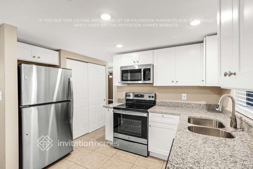 Building Photo - 9900 Lakeside Ln