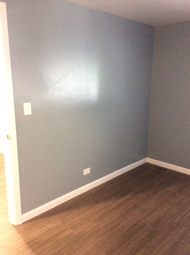 Building Photo - 1096 Bristol Ct