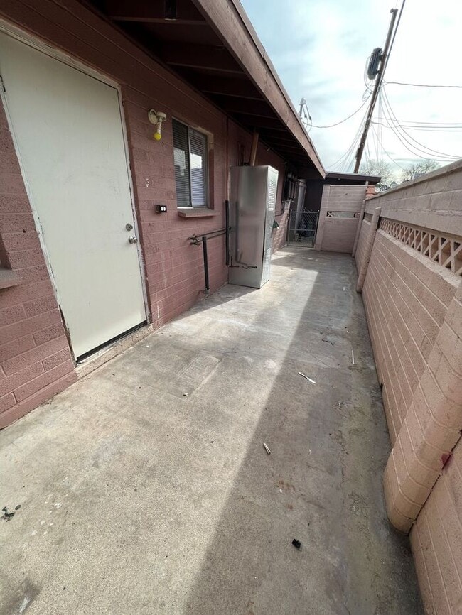 Building Photo - Town Home For Rent