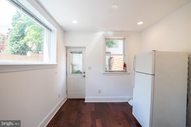 Building Photo - 1212 N 5th St