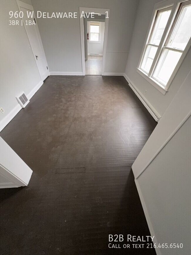 Building Photo - 960 W Delaware Ave