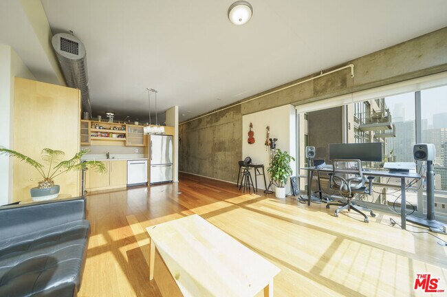 Building Photo - 1100 S Hope St