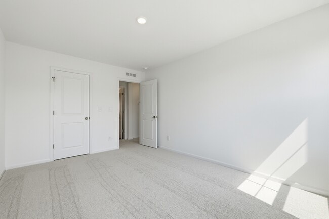 Building Photo - 216 Deercroft Dr