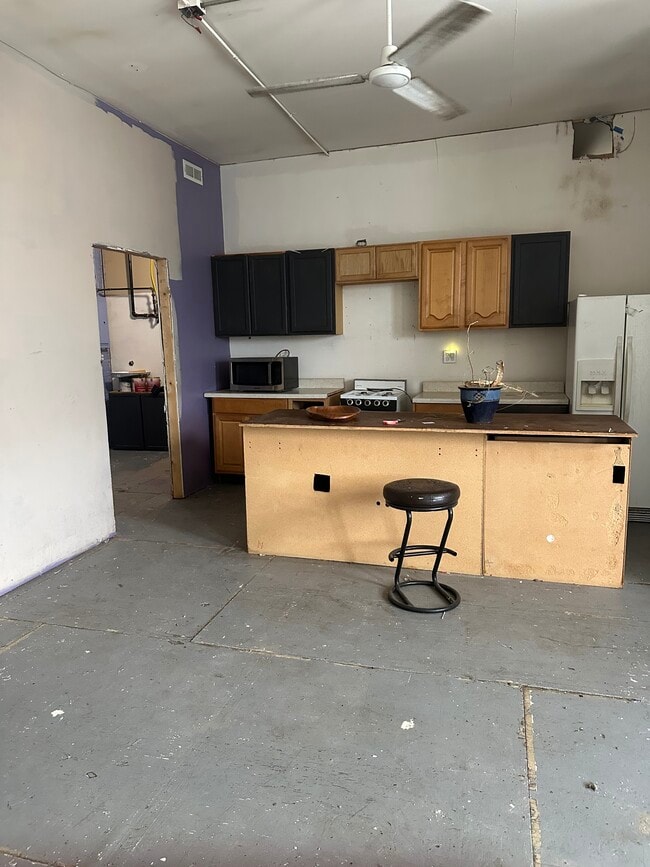 Building Photo - 10k sqft LiveWork Space w Green/White Screen