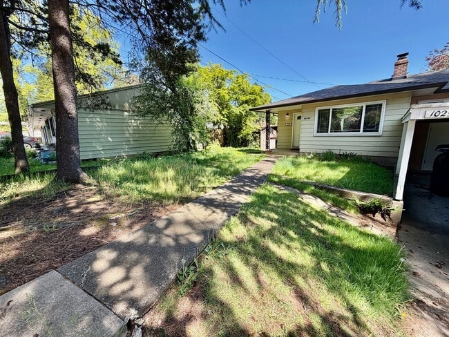 Building Photo - Tastefully Updated 2BR/1BA Home - Deck, Fenced Yard, Parking, Laundry, and more!