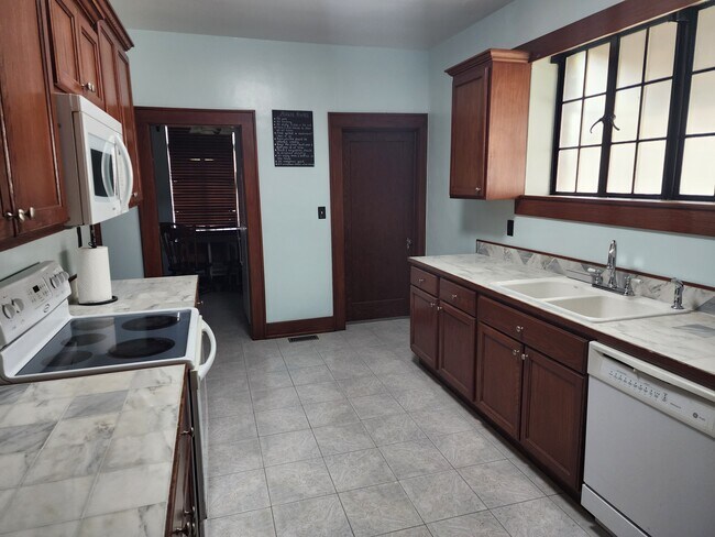 Building Photo - 506 S Highland Park Ave