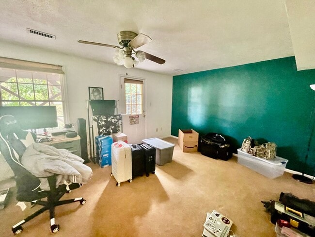 Building Photo - Charming and Spacious 3-Bedroom Home for R...