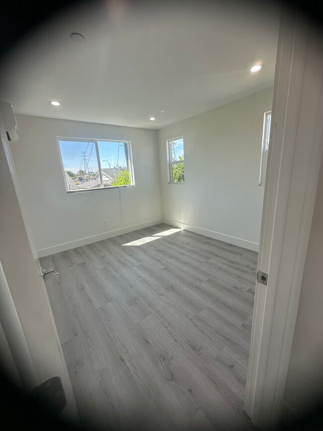 Building Photo - Reddy Gardena Properties