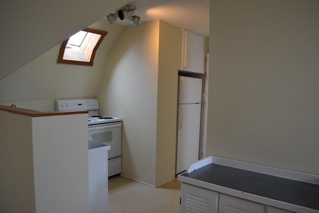 Building Photo - 1353 Highland St