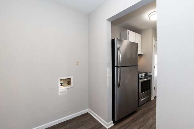 Building Photo - Three Bedroom Home!