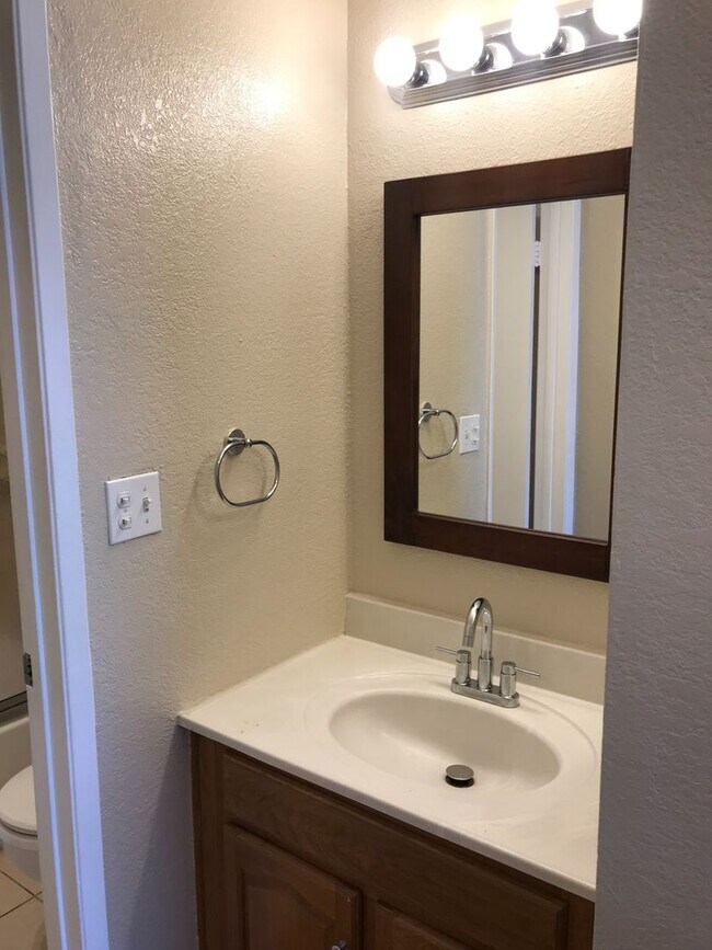 Building Photo - 1 Bedroom 1 Bath Condo in Hayward -- Coming Soon!!!