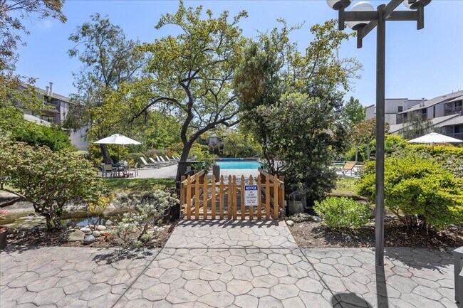 Building Photo - 2101 Shoreline Dr