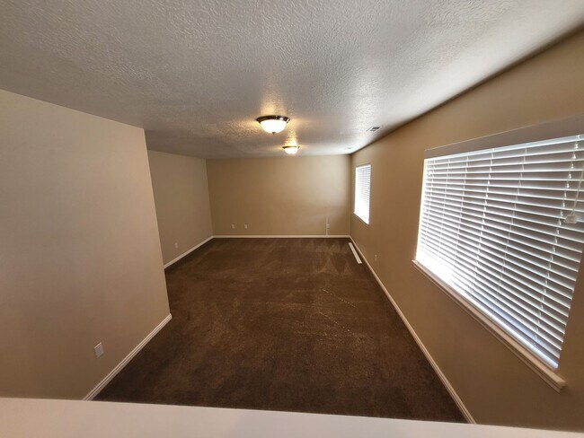 Building Photo - Large Pleasant Grove Home