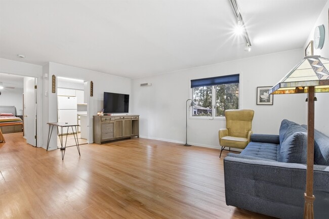 Building Photo - 700 10th St