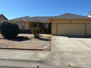 Building Photo - 3 bedroom 2 bath home available now!