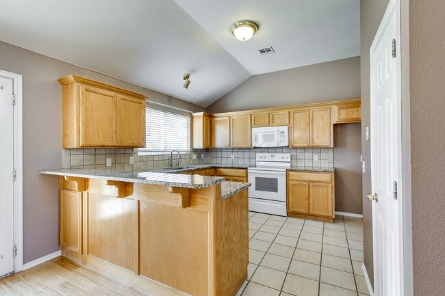 Building Photo - Edmond Schools + 4 bedrooms