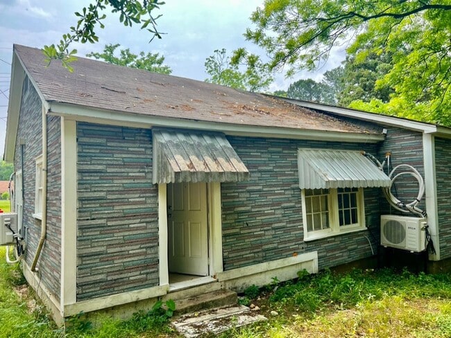Building Photo - Cute Home Close to the Universities