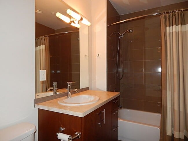 Building Photo - 1 bd 1 bath close to UW.  Water/Sewer/Garbage/Parking/Storage included