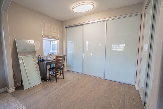 Building Photo - Beautiful 5-Bedroom Home with Outdoor Entertainer's Area in Valencia!