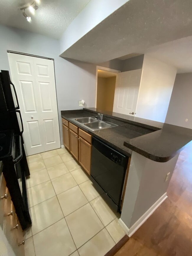 Building Photo - Updated 2/2 in the heart of Brandon