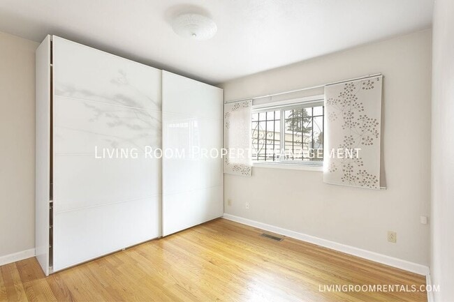 Building Photo - 7034 N Wilbur Ave