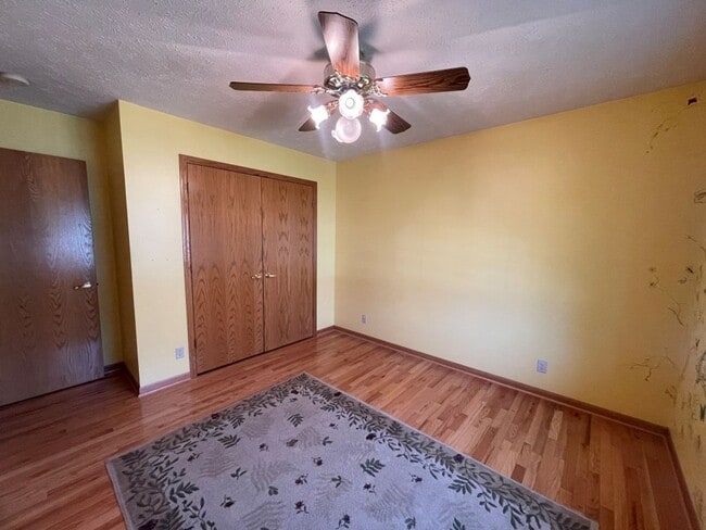 Building Photo - Home For Rent Bellevue.