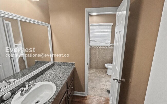 Building Photo - 3 Bed/2 Bath Home with Garage / Pet-Friendly / Vouchers Accepted / Available Now!