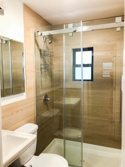 Building Photo - Furnished room/NOT APARTMENT