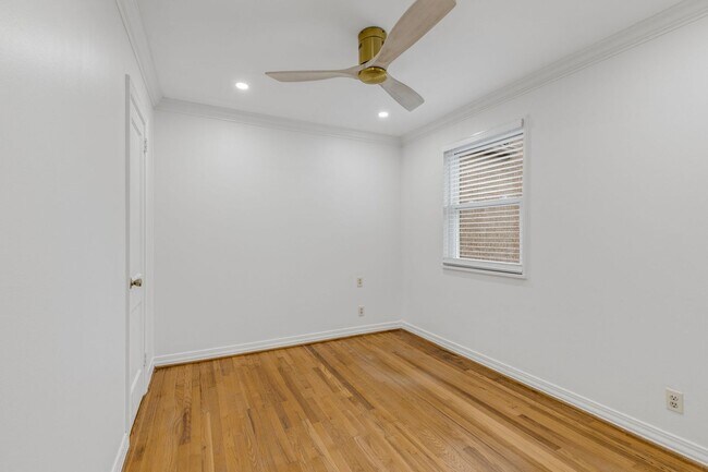 Building Photo - 605 University Ridge