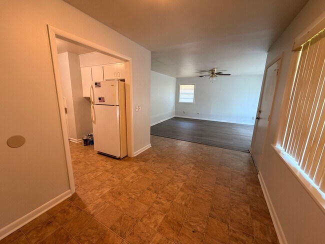 Building Photo - This conveniently located Russellville home